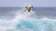 Seis surfistas brasileiros garantem vaga na terceira fase do Mundial de Surfe em El Salvador - Brian Bielmann / AFP