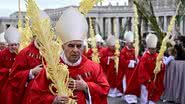 Becciu argumenta que suas prerrogativas cardinalícias permanecem intactas, apesar de sua condenação e afastamento do cargo. - Foto: Tiziana FABI / AFP.