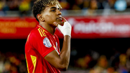 Lamine Yamal comemora gol pela Espanha na Nations League. - Marcel ter Bals/DelFodi Images/DeFodi via Getty Images