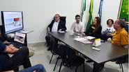 O prefeito de Natal, Paulinho Freire reunido com os secretários do Trabalho e Assistência Social (Semtas), Nina Souza, e de Serviços Urbanos (Semsur), Felipe Alves, na tarde desta segunda-feira (7), para tratar de um novo projeto para Praça da Árvore de - FOTO: MAGNUS NASCIMENTO