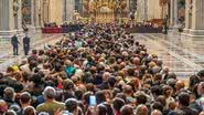 Filas imensas se formaram em Roma, com pessoas aguardando horas para se despedir do papa Francisco em seu último dia de velório. - Divulgação
