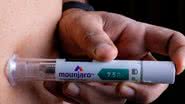 O medicamento é de uso injeção semanal e atua simulando a ação de dois hormônios intestinais, GLP-1 e GIP - Reprodução/Internet