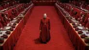 Com oito indicações ao Oscar, 'Conclave' levanta questões sobre poder e diversidade na Igreja Católica, gerando debates acalorados. - Foto: Reprodução.