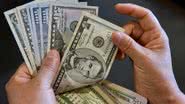 Dólar fecha em R$ 5,62 e tem menor valor em seis meses - Illustration by Sheldon Cooper/SOPA Images/LightRocket via Getty Images