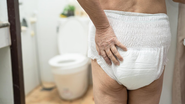 Idoso precisar usar fraldas geriátricas para controle do seu quadro clínico e manutenção da qualidade de vida e higiene - Reprodução/Freepik