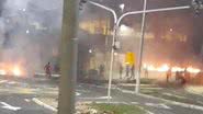 Pneus, pedaços de madeiras e de papelão foram incendiados - Imagem cedida