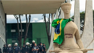 Mulher que pichou estátua é condenada a 14 anos de prisão pelo STF - Reprodução