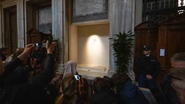 Visitantes tiram foto do tumulo do Papa Francisco em Roma - Vatican Media