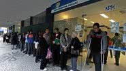 Entenda como a fila de espera do INSS impacta as contas públicas e o tempo de espera para benefícios em 2025. - Divulgação