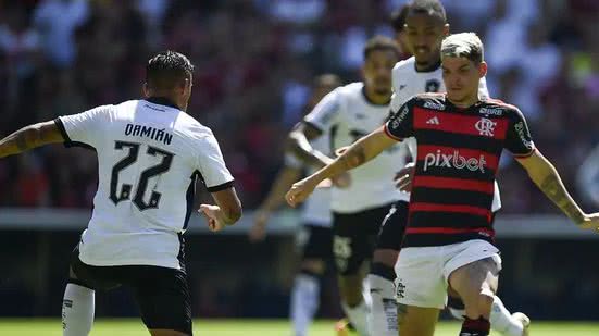 Flamengo e Botafogo se enfrentam no Maracanã, com o rubro-negro buscando a liderança do Campeonato Brasileiro. - Reprodução