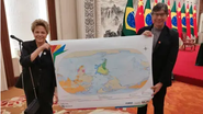 Dilma exibe mapa-múndi de cabeça para baixo em evento na China - Reprodução