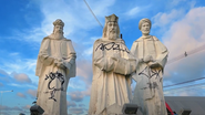 Monumento foi vandalizado, quando pichadores atacaram as três estátuas que ficam sob uma grande estrela reluzente que cruza a BR-101 - Reprodução