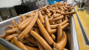 Enquanto as vendas de veículos caem, a Volkswagen encontra sucesso no setor alimentício - Foto: Krisztian Bocsi/Bloomberg