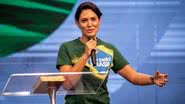 A ex-primeira-dama Michelle Bolsonaro expressa apoio a Eduardo com um slogan inspirado em Donald Trump para a campanha de 2026. - Divulgação