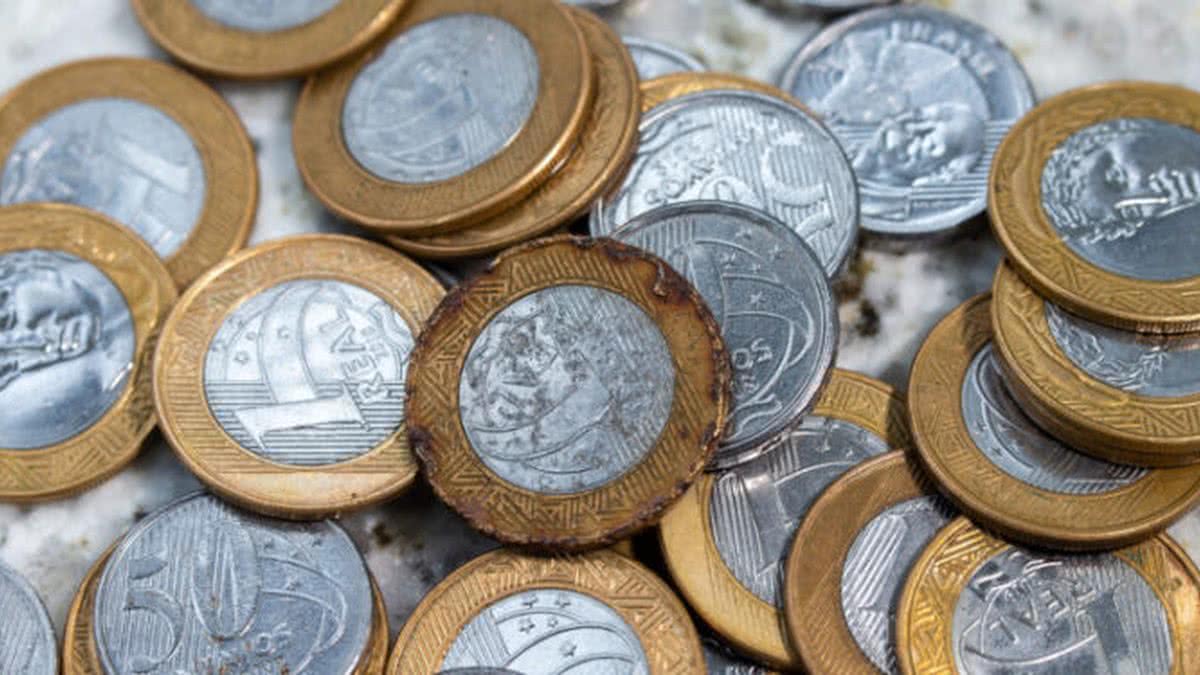Veja como identificar moedas de 1 real que possuem valor de uma moto