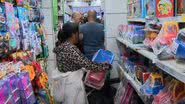 Movimento intenso nas lojas físicas na véspera do Dia das Crianças mostra o resgate do interesse por brinquedos tradicionais entre os consumidores. - Reprodução: SBT