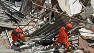 Bombeiros e cão farejador buscam cadeirante desaparecida sob escombros após explosão em Olinda — Foto: SDS/Divulgação