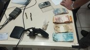 Os cinco suspeitos detidos durante a operação foram conduzidos à delegacia responsável pela região - Divulgação/Polícia Militar do RN
