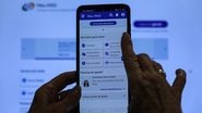 O procedimento também pode ser feito de maneira online pelos aplicativos dos bancos - Joédson Alves/Agência Brasil
