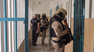 Durante a revista, os policiais examinaram as celas, grades, instalações elétricas e pertences dos detentos - Reprodução/SEAP