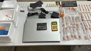 Também foram encontradas seringas utilizadas para injeções, seringas com doses individuais prontas para aplicação, celulares e um terminal de pagamento - Divulgação/Polícia Civil do RN