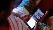 Os principais riscos incluem fraudes, deepfakes e aumento da exposição a sequestros e assédios, alertam as autoridades. - Reprodução: AMIRA KARAOUD/REUTERS