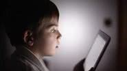 A partir de março de 2026, empresas de tecnologia devem seguir novas regras para proteger crianças e adolescentes no ambiente digital. - Foto: Christopher Furlong/Getty Images