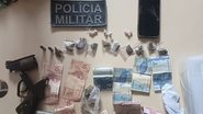A operação resultou na apreensão de uma arma de fogo, munições e diversas porções de drogas com o adolescente. - Divulgação/PMRN
