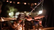 As vagas incluem arranjadores, produtores culturais e montadores de orquestra, ampliando as oportunidades no setor musical de Parnamirim - Foto: Getty Images