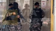 Além disso, escolas do bairro suspenderam as aulas nesta segunda-feira após confrontos entre policiais militares e criminosos - Reprodução/Via Certa