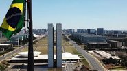 Comparação internacional mostra que Brasil é exceção, com gastos bilionários em supersalários, enquanto outros países mantêm controle. - Crédito: Shutterstock