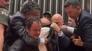Imagem Deputado Glauber Braga (PSOL) é retirado à força da cadeira do presidente da Câmara: veja imagens