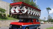 A música foi divulgada também por meio de um carro de som - Reprodução/Medium