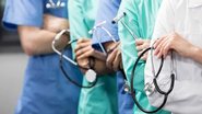 Também foram chamados profissionais de nível superior, incluindo enfermeiros, fisioterapeutas, farmacêuticos, biomédicos e médicos - Reprodução/Internet