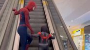 Imagem [Vídeo] Mãe e filho vão fantasiados de Homem-Aranha ao cinema e viralizam nas redes sociais