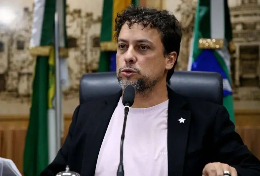 Vereador Daniel Valença (PT) critica ex-prefeito Álvaro Dias por vídeo gravado em Miami, enquanto comerciantes e pescadores de Ponta Negra enfrentam crise e multas.