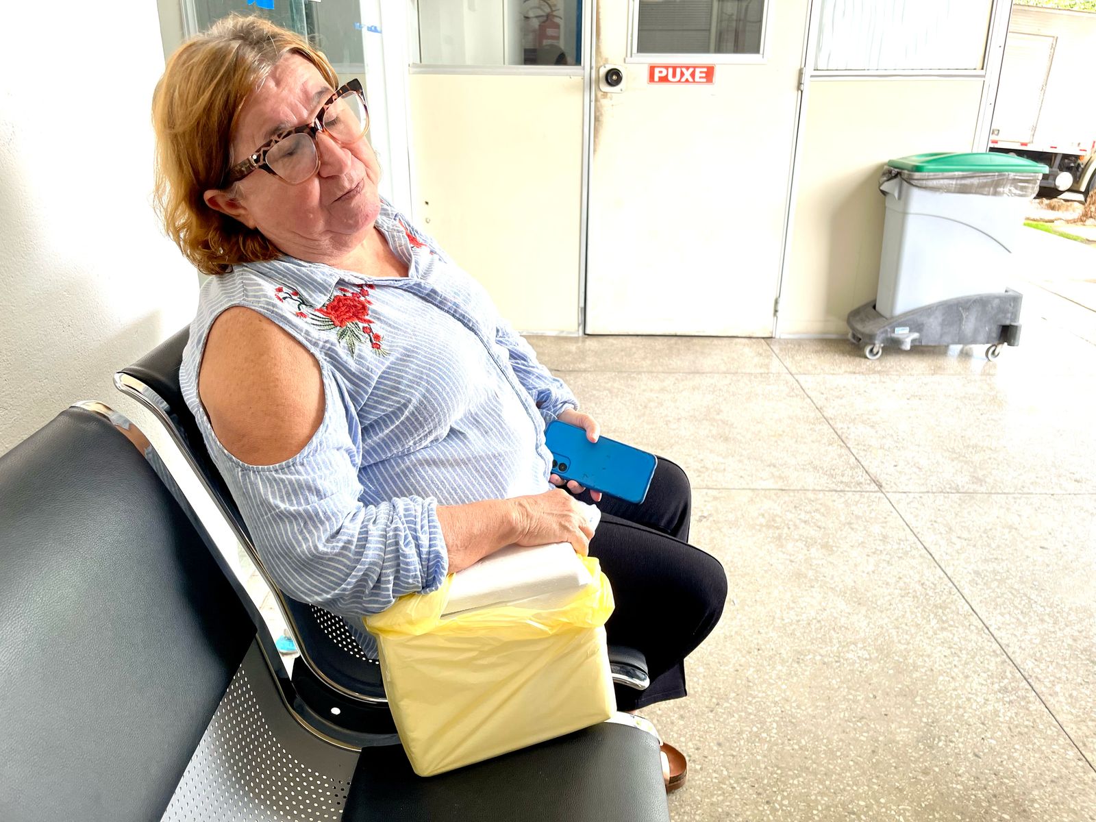 Sônia desolada com a caixa vazia por falta de insulina para o marido.