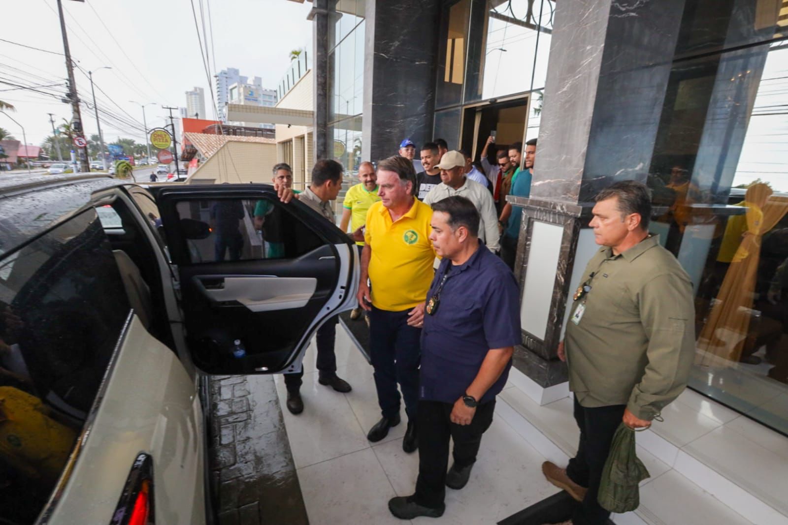 Ex-presidente Jair Bolsonaro, saindo do hotel, em Ponta Negra, para iniciar agenda do Rota 22 começando por Tangará (RN).