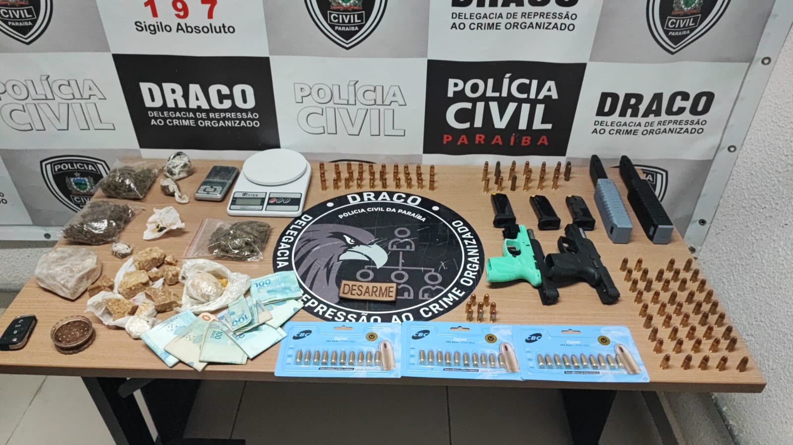 Materiais apreendidos pela polícia na residência do procurado. Foto: Divulgação/Polícia Civil