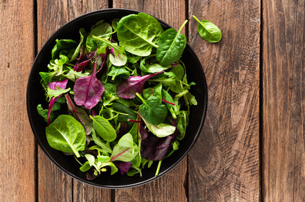 Prato sortido de salada com folhas verdes.
