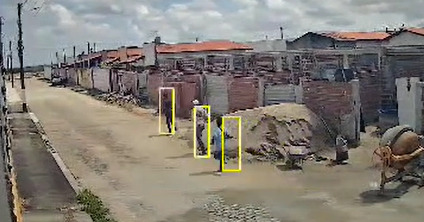 Imagens divulgadas nas redes sociais é possível ver três homens correndo em uma rua da região onde aconteceu o crime. 