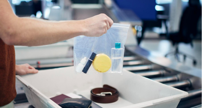 Sempre importante conferir as regras de cada aeroporto antes do embarque, com tempo suficiente para organização.