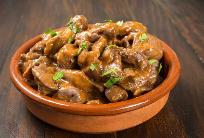 Prato preparado com moela de frango cozida ao molho.