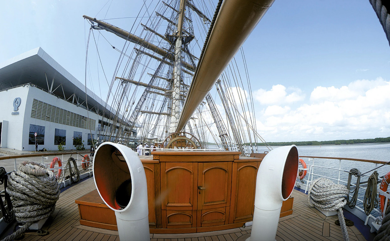 Com três mastros e 32 velas, a embarcação impressiona pelo porte e pela beleza.