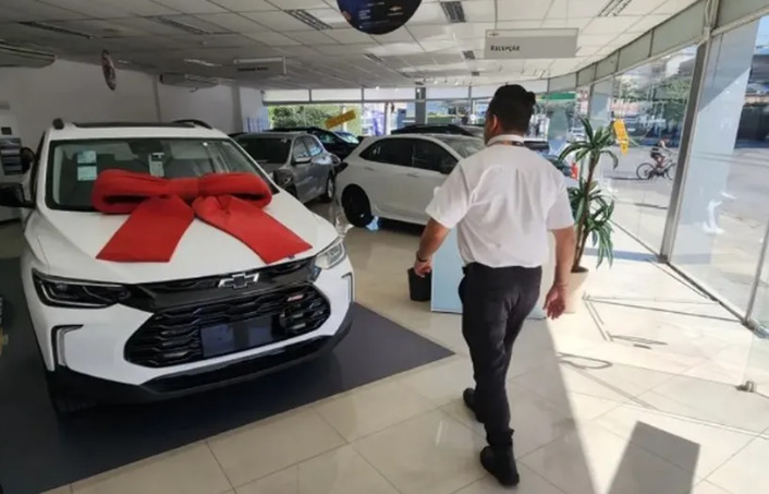 No segundo semestre, as montadoras já apresentam para o mercado seus novos modelos para o ano seguinte, o que gera espaço para os preços dos carros do ano vigente entrarem em promoção.