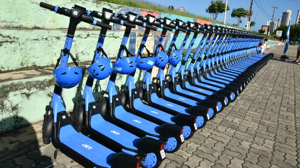 A empresa Jet está em Natal com parceria junto a Prefeitura; neste primeiro momento, estão sendo disponibilizados 600 patinetes na cidade.