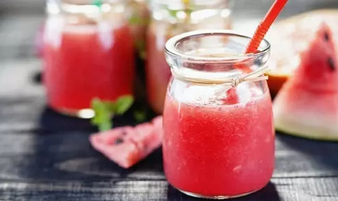 Comer a fruta in natura ou bater no liquidificador para fazer suco são duas opções fáceis e que podem mudar a saúde da sua pele.