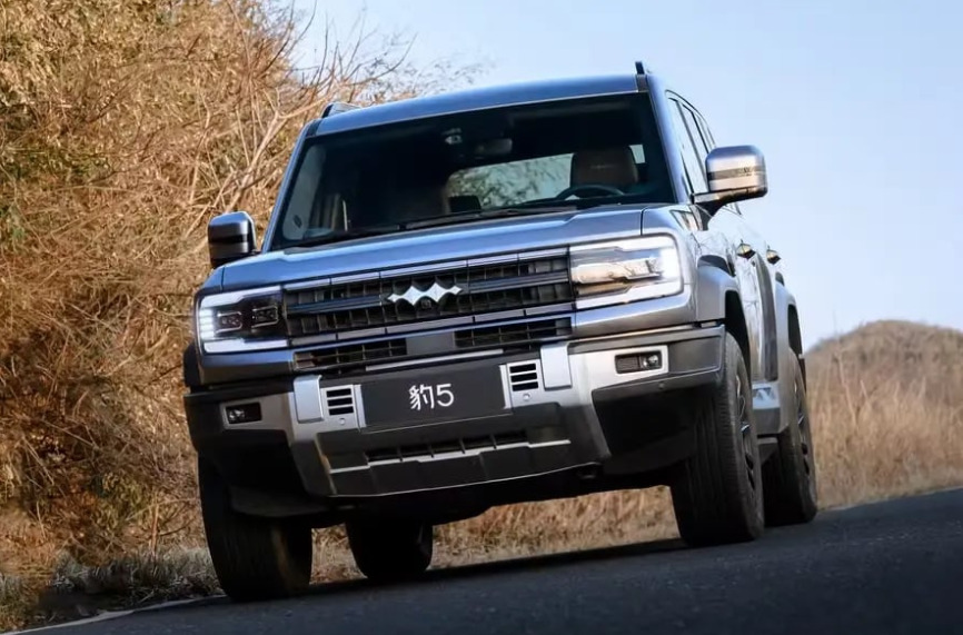 Outro modelo confirmado para o Brasil é o Denza B5, um SUV robusto que compartilha a plataforma com a picape BYD Shark.