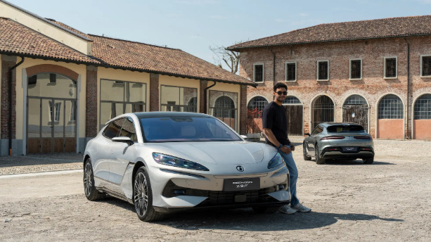 O lançamento faz parte da estratégia global da BYD de consolidar sua posição não apenas entre os carros acessíveis, mas também no luxo e alto desempenho.