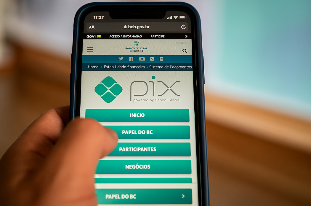 O Pix Automático funciona 24 horas por dia, todos os dias da semana, inclusive em feriados, e pode ser configurado diretamente pelo aplicativo do banco ou internet banking. Imagem gerada por IA.